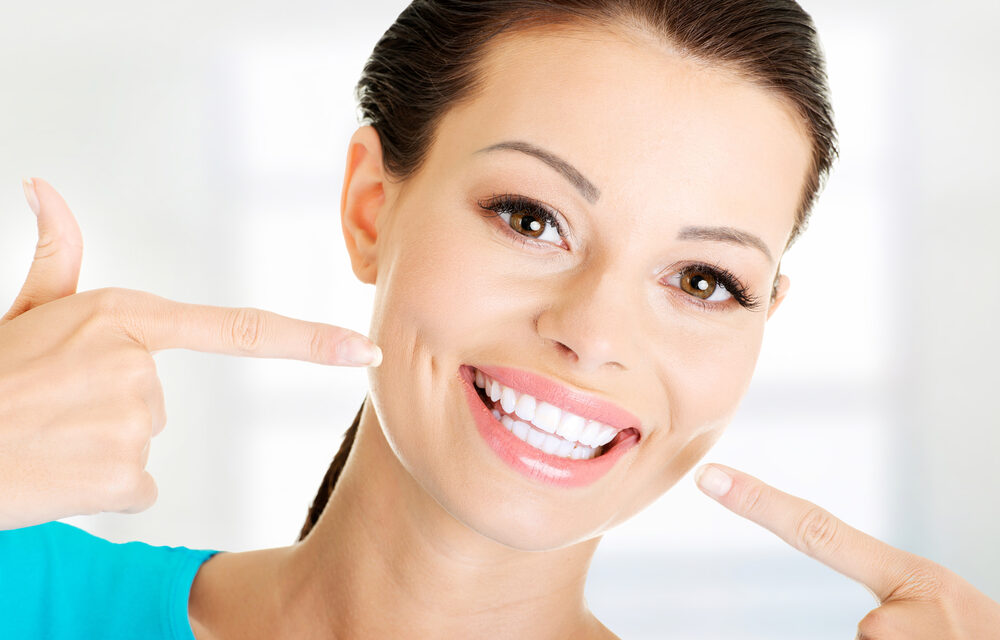 Wybielanie zębów u dentysty. Proces, zalety, potencjalne ryzyko